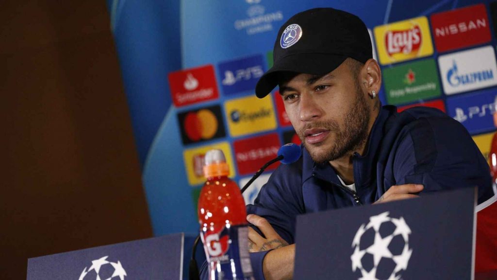 Neymar en conferencia de prensa.
