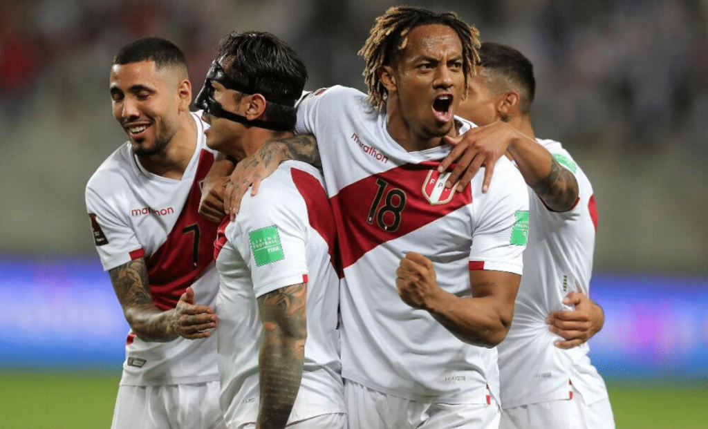Selección de Perú celebra gol