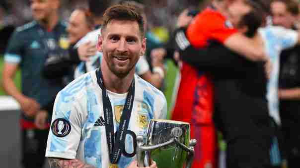 Lionel Messi, levantado en trofeo de la Finalissima