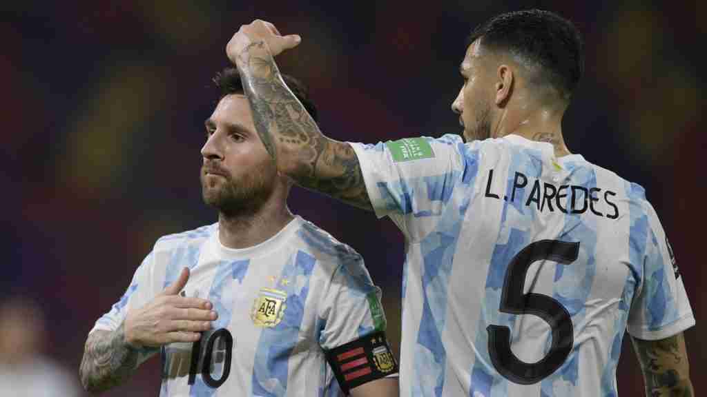 Leandro Paredes y Lionel Messi. Foto: tomada de internet.