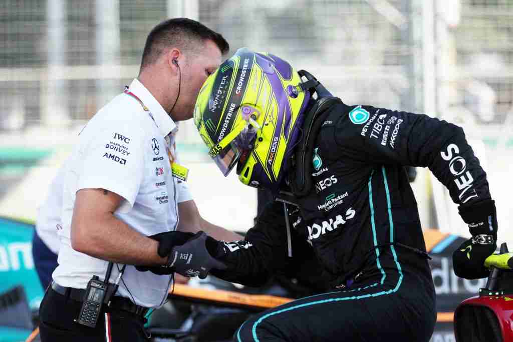 Lewis Hamilton bajándose de su coche