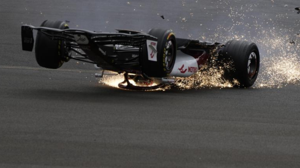 Zhou sufrió un accidente que obligó a parar la carrera // Foto: AP