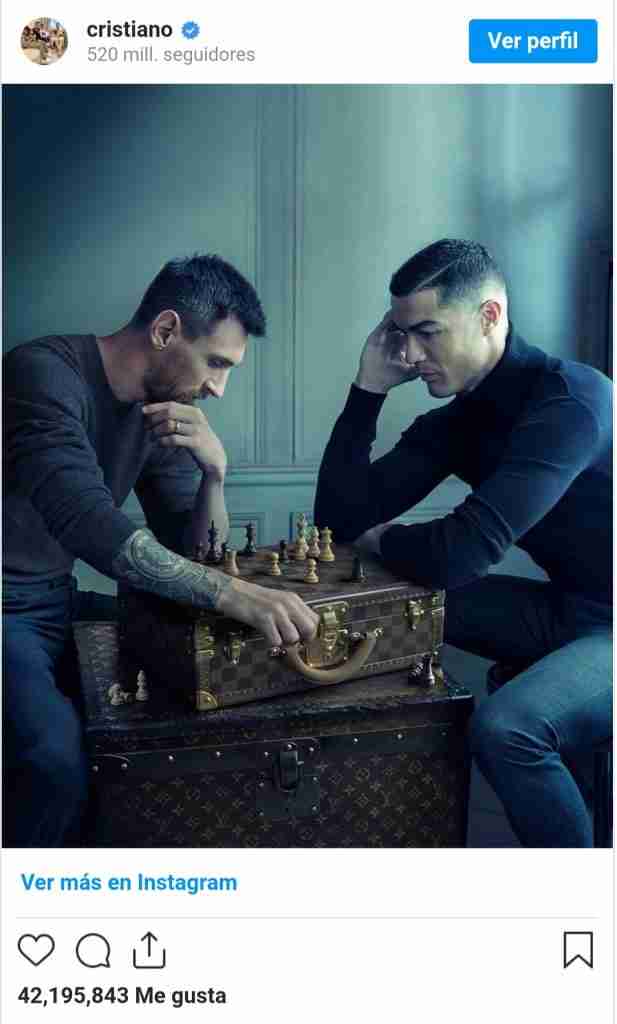 Cristiano y Messi jugando ajedrez