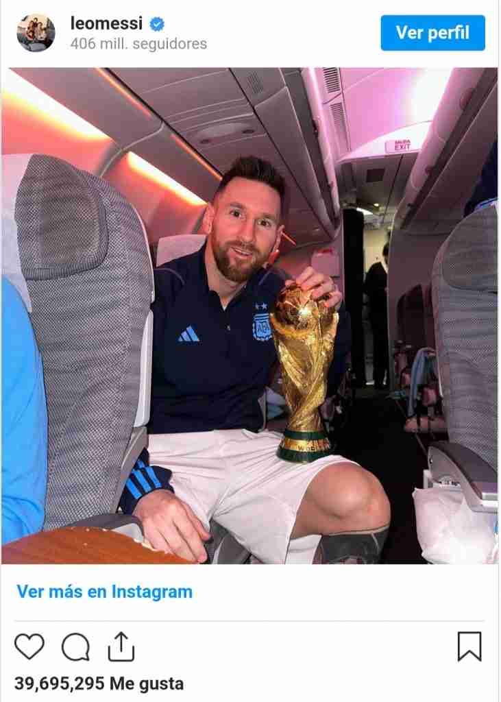 Cristiano y Messi: Messi viaja a la Argentina con la Copa del Mundo